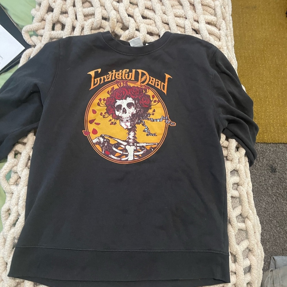 Hi I am selling this Grateful Dead crew neck.